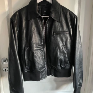Svart skinnjacka från Mango - Säljer en svart skinnjacka från Mango, endast använd 2 gånger 