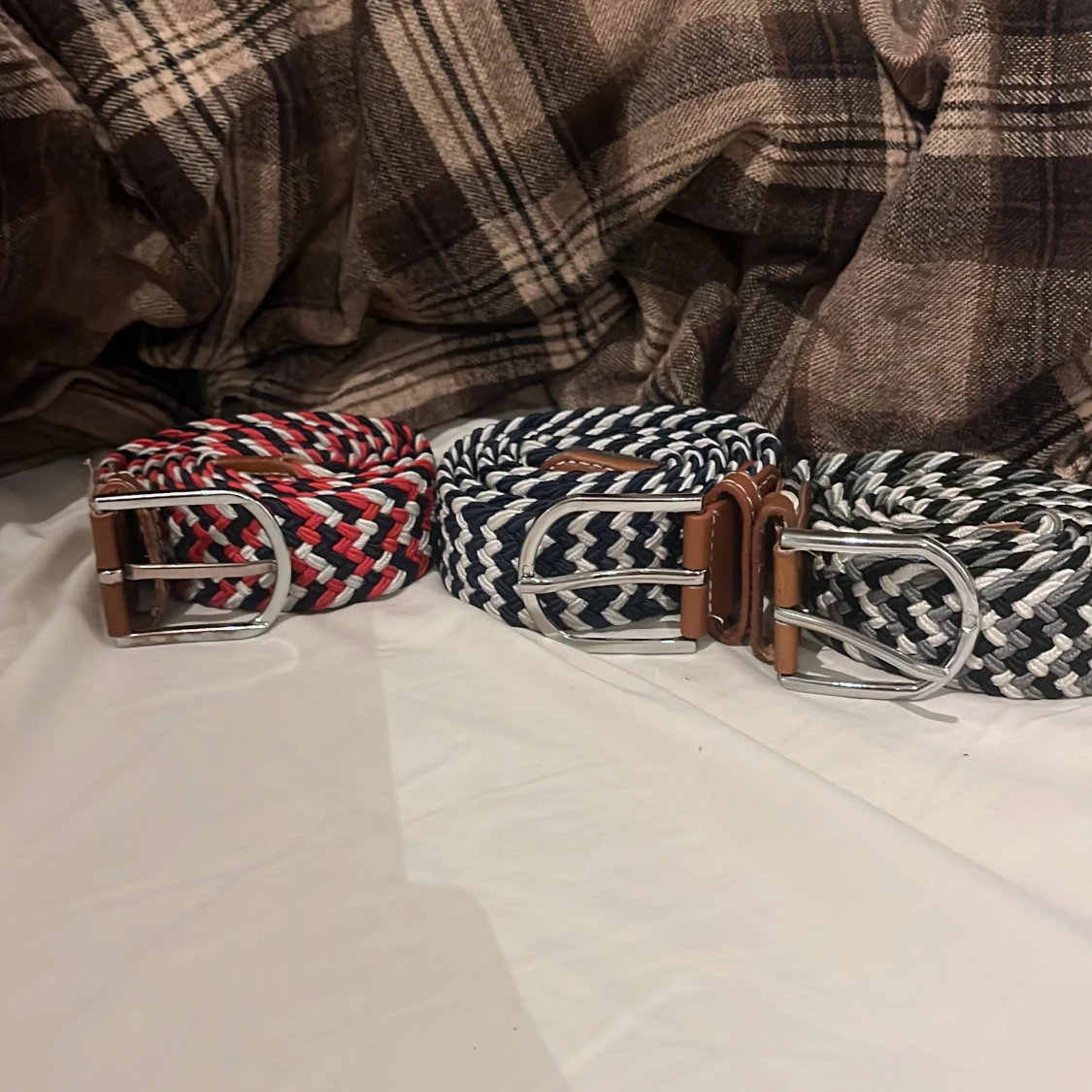 Färgglada flätade bälten med silverdetaljer