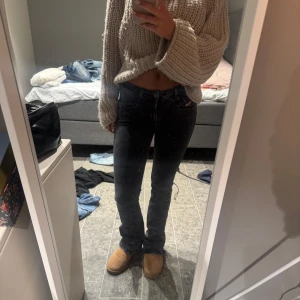 Lågmidjade Diesel jeans  - Säljer dessa super snygga svarta Lågmidjade diesel jeans. Modellen är bootcut. De är lite nertrampade längst ner men utöver det jättebra skick. Bara att skriva privat vid funderingar❤️❤️