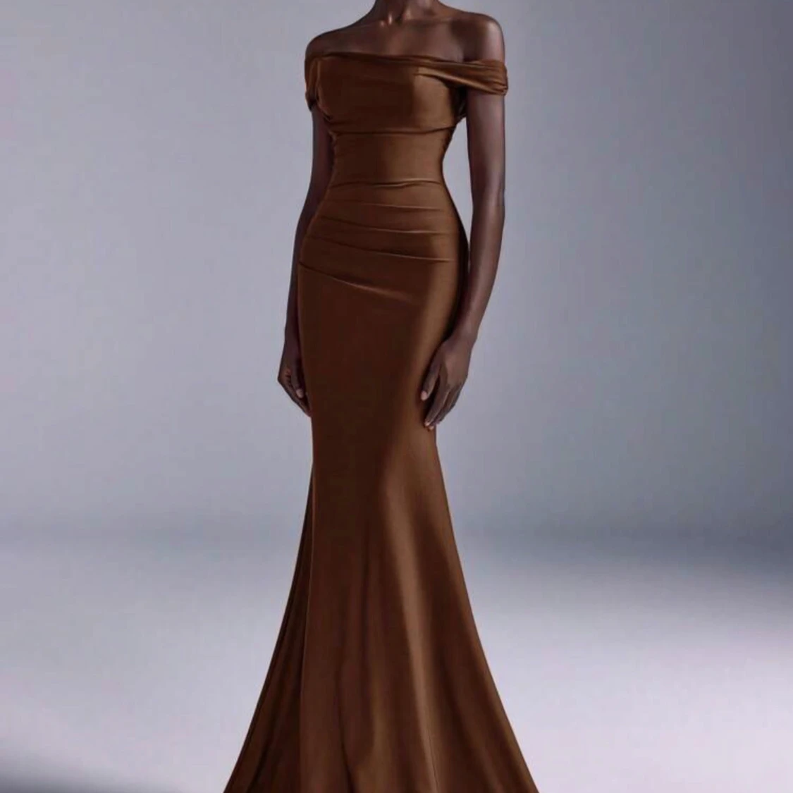 Brun offshoulder långklänning - 1