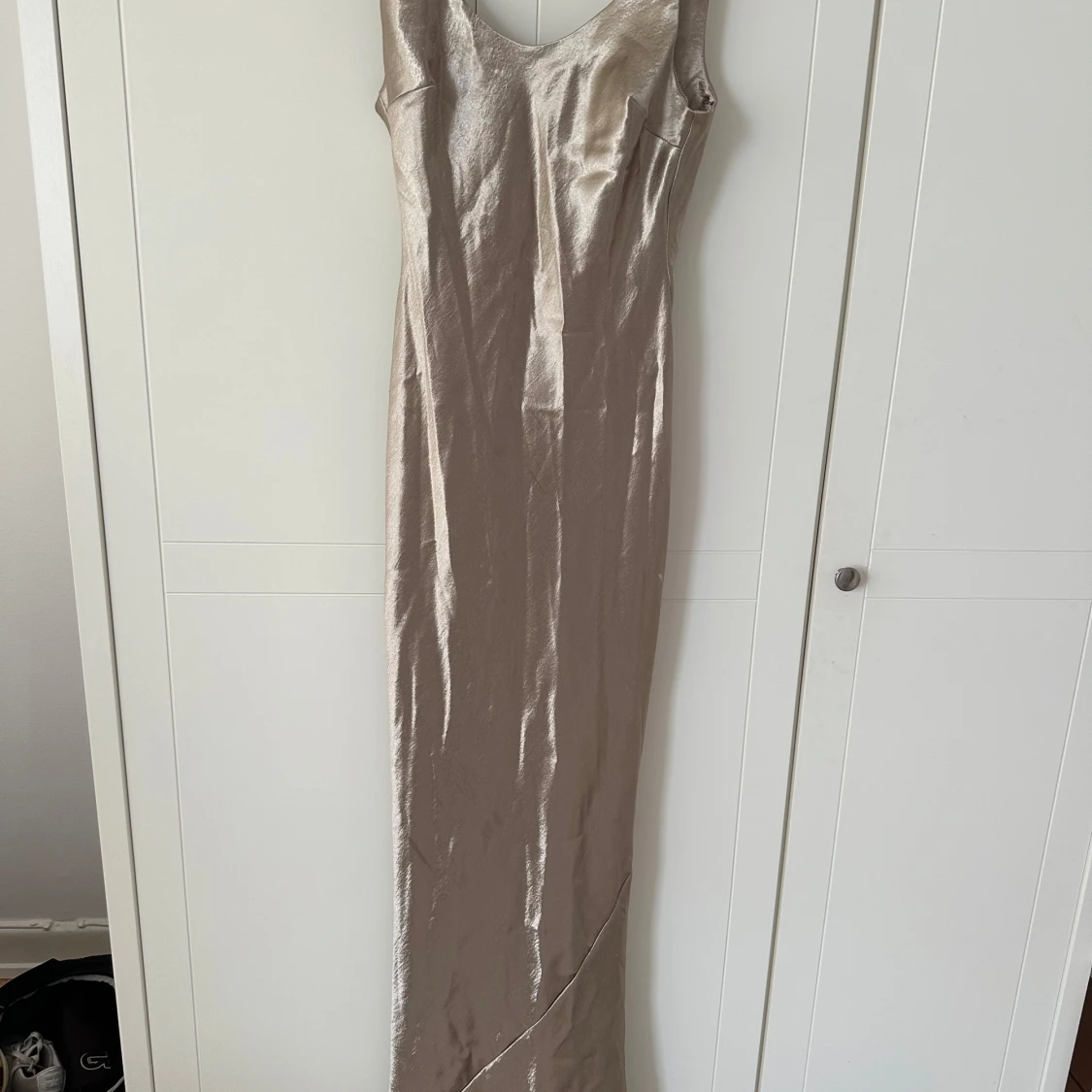 Champagnefärgad långklänning med öppen rygg - 1