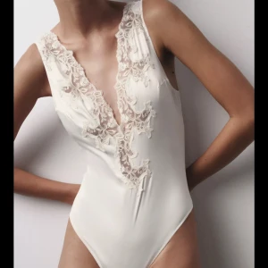 Body Zara - Helt nytt skick köpte 2 storlekar! Jätte fin body ! Köparen står för frakten. Slutsåld online 