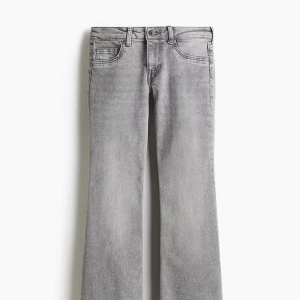 Låga jeans - Gråa low waist jeans från HM i storlek 36, skriv om du har några frågor🥰 aldrig använda