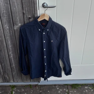 Morris skjorta  - Mörkblå Morris skjorta | Storlek M | Grymt skick | Hör av dig vid frågor 👍🏻