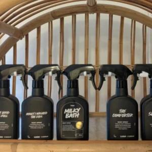 Lushsplit 💟 - Splittar mina Lush i glasdekanter med spray✨️Obs säljer ej hela flaskan✨️2 ml-20 kr,5 ml-30 kr, 10 ml-50 kr✨️Skriv vilka du önskar så lägger jag ut som ett paket. Dessa dofter har jag: Vanillary, Honey I washed the kids,Avocado co-wash,Sex bomb,The comforter,Milky bath,Let the good times roll,Sticky dates,Yog nog