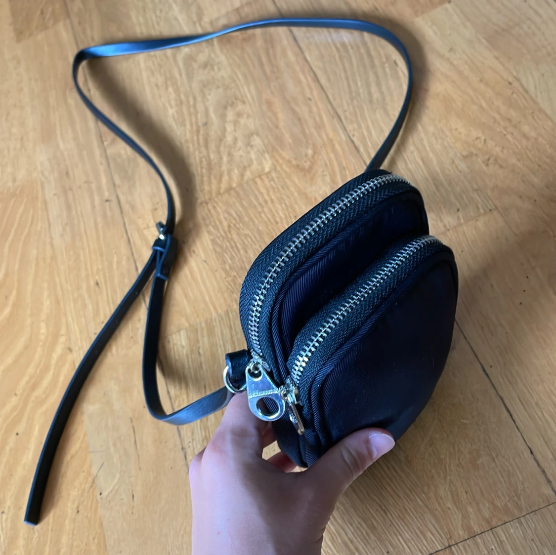 Svart liten axelväska från Stradivarius - 1