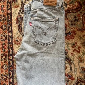 Levi’s jeans, ribcage straight - Precis köpta på Sellpy, men passade mig inte i storlek. Är i storlek W24 & L29. Bara testat en gång men aldrig använt dem. 