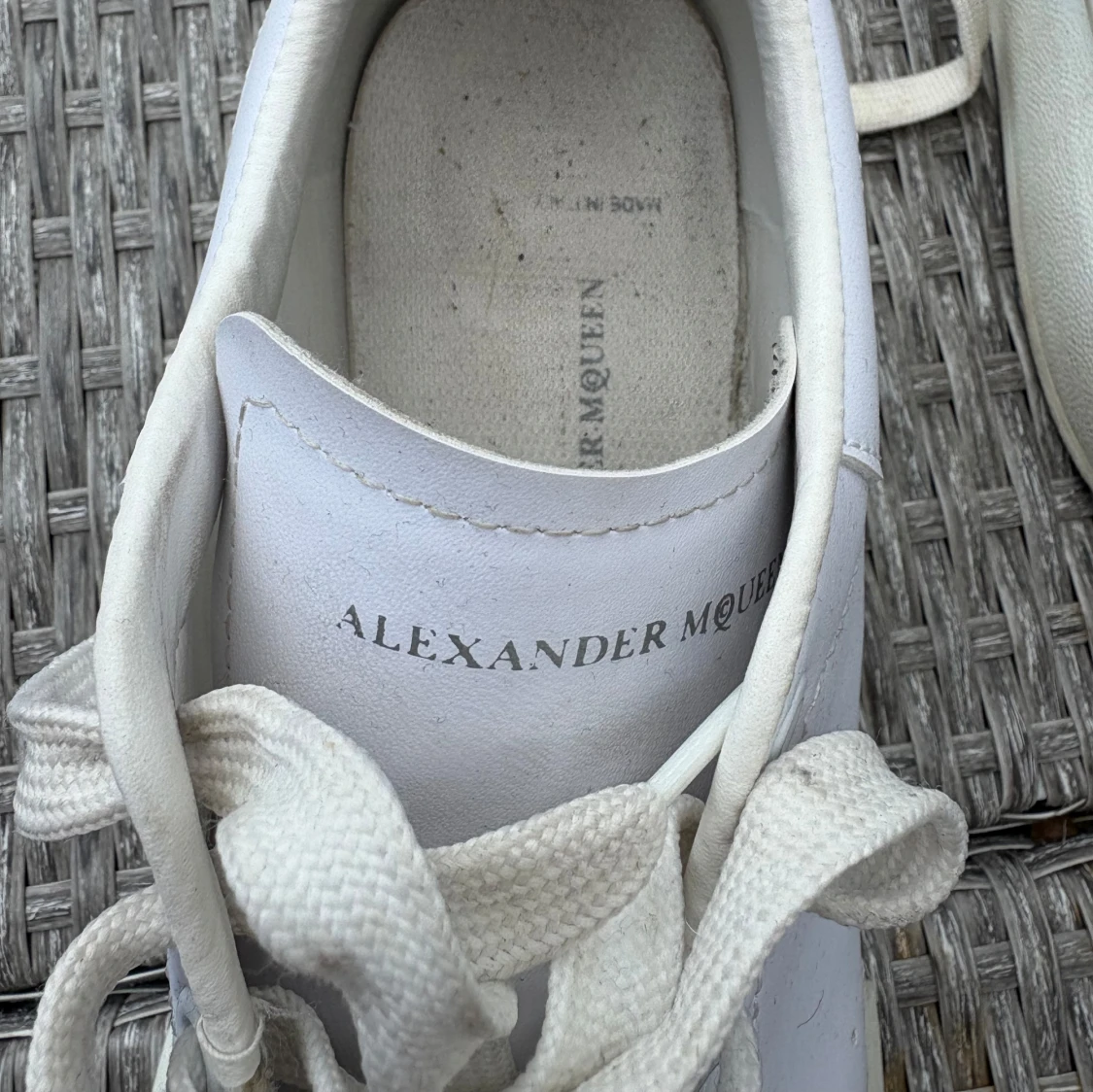 Vita sneakers från Alexander McQueen - 2