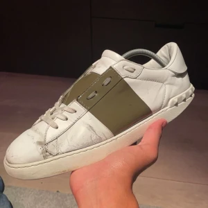 Valentino Open - Feta Valentino Opens i helt okej skick! Lådan medföljer! Nypris ligger på 7000kr och jag säljer för endast 799kr. Skriv för fler frågor eller funderingar! 