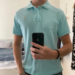Ralph Lauren piké  - Säljer denna unika Ralph Lauren Pikén. Varan är använd men har inga defekter.✅ Storleken är L men custom fit så passar snarare M än L. Tveka inte på att höra av dig vid frågor😁