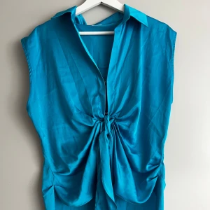 River Island blå blus  - Blus från River Island. Mycket bra skick, inga defekter 