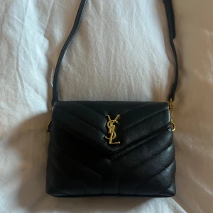 Ysl väska  - Säljer nu min Ysl loulou väska mini då jag köpt en ny och den inte kommer till användning längre. Den är i super fint skick då jag köpte den ny och inte haft den mer än 3 veckor. Det finns tyvärr inget äktighetsbevis då den är köpt på plick!🩷