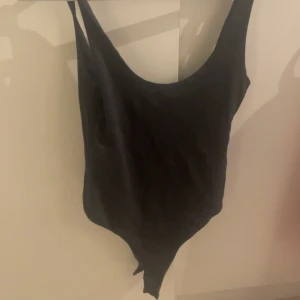 Fin body - Jätte söt svart body  kommer tvättas innan den skickas!