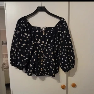 Mörkblå mönstrad tröja  - Somrig tröja med blommor  Fyrkantig ringning med knappar  Storlek 46 