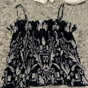 Topp hm - Skit snygg topp från HM!! Max använd 2 gånger. Men säljer då jag använder den inte!