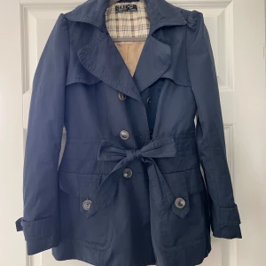 Zara kappa  - Säljer nu min marinblå zara kappa/trenchcoat som är från en kollektion som inte längre finns. Den är i bra skick. Storlek M men skulle mer säga att den är som s. Nypris 1000kr mitt pris 300kr. Pris kan diskuteras vid snabb affär☺️