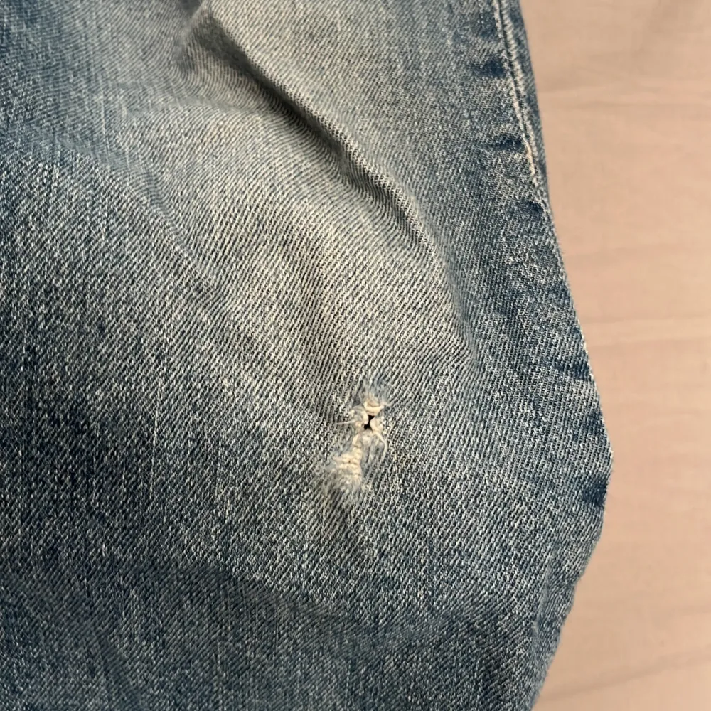 Levis jeans 511 W28 L30. Riktigt fräscha jeans. Säljer pga av att de är för små, hyfsat bra skick endast ett hål som du kan se på sista bilden. Ställ gärna frågor🙌😃. Jeans & Byxor.