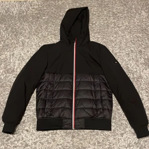 Tommy hilfiger jacka  - Säljer min fina Tommy Hilfiger jacka i 10/10 skick finns inga skador eller fläckar. Har tagit väl hand om jackan. Har ingen användning av jackan . Jackan har inte används så mycket Max 3-5 gånger , pris får att diskuteras