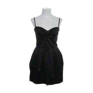 Svart klänning - Svart klänning ifrån Gina Tricot i storlek 36 så passar XS-M. Köpte på Sellpy. I mycket bra skick!🪩