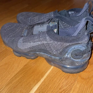 Nike Vapormax utan snören - Nästan aldrig använt men ändå lite slitig som man ser på bilden annars super bra skick kostar ny ungefär 5000kr men kan diskutera om priset. 