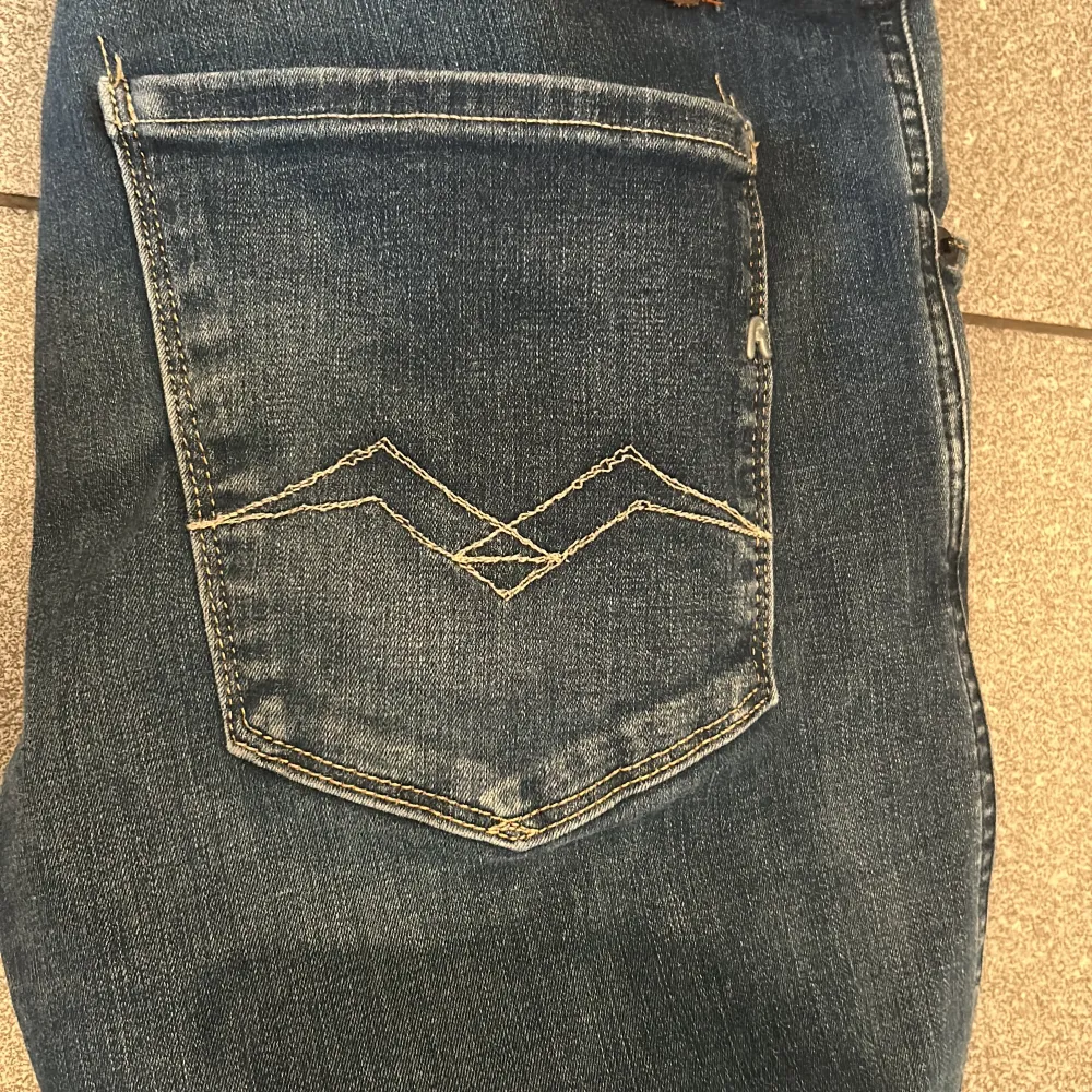 Hej säljer nu mina replay jeans  i ett toppen skick då dom är för små. Hör av er vid funderingar pris är ej huggit i en Sten 😀. Jeans & Byxor.