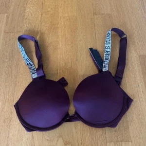 Victoria Secret BH - Snygg Victoria Secret bh med push up. Bra skick men få tal stenar har åkt av ifrån bh bandet men inget man tänker på. PRIS GÅR ATT DYSKUTERA!!!!!!