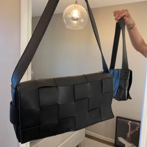 Svart väska  - Svart fin handväska med cool design:) 😍😍