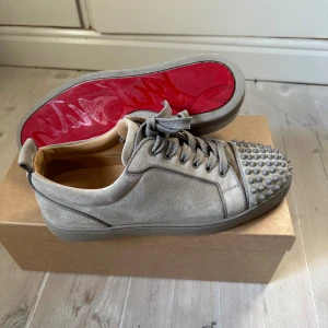 christian louboutin skor - Louboutin skor, använda endast ett par gånger. Strl 43. Säljs knappt längre men nypris 7899 kr. Köpta i Italien på deras flagship store. Säljer pga för små👍