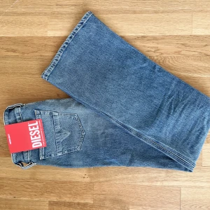 Diesel jeans  - Dessa helt oanvända diesel jeansen, till ett riktigt bra pris, dem är i helt nyskick endast testade med lapp och allt kvar! 🌟✌🏼 Nypris - 1700