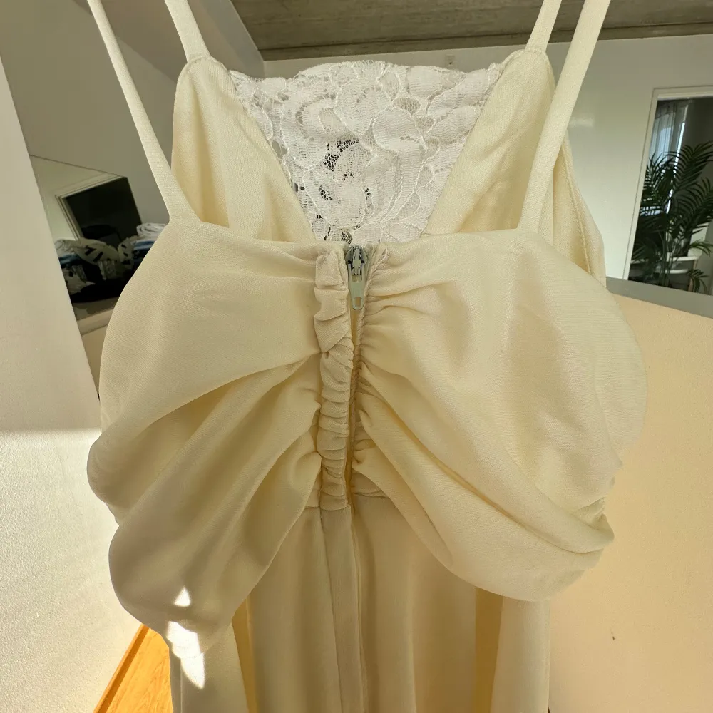 Letar du efter det ultimata statement-plagget för ditt nästa evenemang? Sök inte längre! Vår ärmlösa, rygglösa festklänning utstrålar elegans och sofistikering. Med sin eleganta design och smickrande silhuett är denna klänning perfekt för att göra en. Mekot.