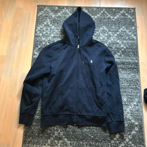 Rhalph Louren hoddie - Säljer nu denna feta hoodie nu 10/10 skick mörk blå för endast 450 kan gå ner i pris vid snabb afärr skriv vid frågor och intresse 