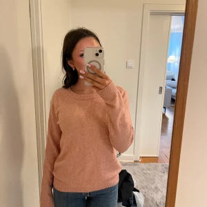 rosa stickad tröja  - skön rosa stickad tröja från vila, bra skick och mjukt material 🩷