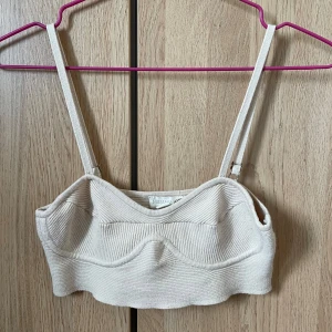 Crop top stl xs/s - Bra skick,  endast lappen på plagget som börjat lossna. Köptes för 567kr säljes för 50kr.
