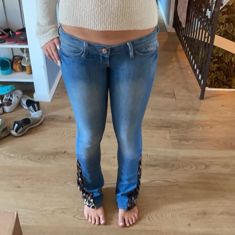 Säljer dessa super snygga och även super lågmidjade jeansen med leopard detaljer de passar 34-36 skriv gärna om ni är intresserade eller undrar något 💕. Farkut & Housut.