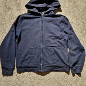 Polo Ralph Lauren zip up hoodie - Säljer denna zip up hoodien från Polo Ralph Lauren. Använd endast 3-4 gånger då jag snabbt växte ur den. Perfekt till hösten, vintern och våren👍🏼