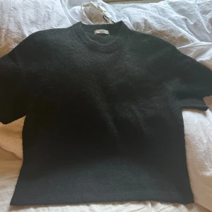 Stickad tröja  - Super fin stickad tröja från Gina Tricot i storlek M kommer inte till användning då den inte passa mig! i nyskick, priser kan diskuteras vid snabb affär🥰💕