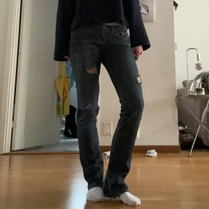 g star jeans - as snygga jeans från g star som inte finns och köpa då det är min mammas gamla😍😍😍 innerbenslängd ca 80 cm midjemått ca 35 rakt över
