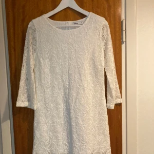 Vit, kort och ganska ful klänning - Från Cubus, str 38.