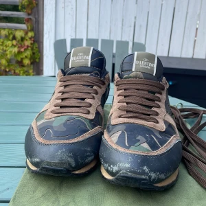 Rockrunners - Intressekoll på mina rockrunners|| skick 7/10|| har använts en del men är fortfarande intakt förutom på tån på högra skon Tar byten