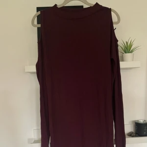 Klänning med ”öppen Axel” - Storlek L