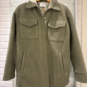 Neo Noir jacka stl M - Snygg Skjortjacka från Neo Noir  Dusty green Jackan är fordrad så den kan man ha långt in på hösten / tidig vår Stl M Rak i modellen Helt ny