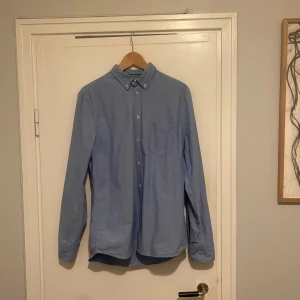 Flippa K skjorta - Oxford fit ljusblå Flippa K skjorta i strl M. Är ganska rak modell om man gillar att ha lite oversized. Gott skick och inga fläckar  