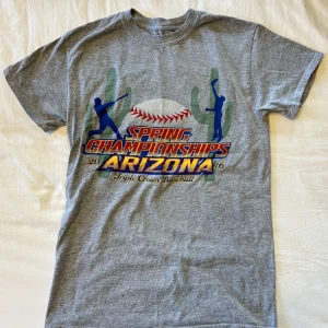 T shirt med tryck  - Storlek XS/S. Litet hål i armhålan.