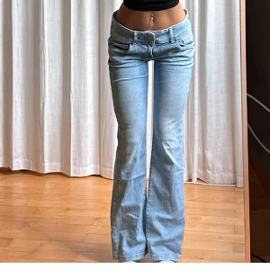 Pepe jeans lågmidjade💖 - Lågmidjade pepe jeans st M Inte jag på bilden! Midjemått 40 rakt över. Sköna och stretchiga👌🏻 innerbenslängd 75. Modell 1,65💖💞