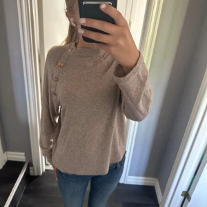 Tröja - Tröja med guld detaljer från h&m i storlek  XS.