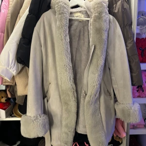 kappa med luva - Grå kappa med luva. Finns en fläck vid högra bakre axeln, går nog att tvätta bort men det syns inte när luvan är nere. Använd några gånger för 2 år sen, nu ligger den mest i garderoben. privat för fler bilder ifall det behövs. Möts gärna i Göteborg