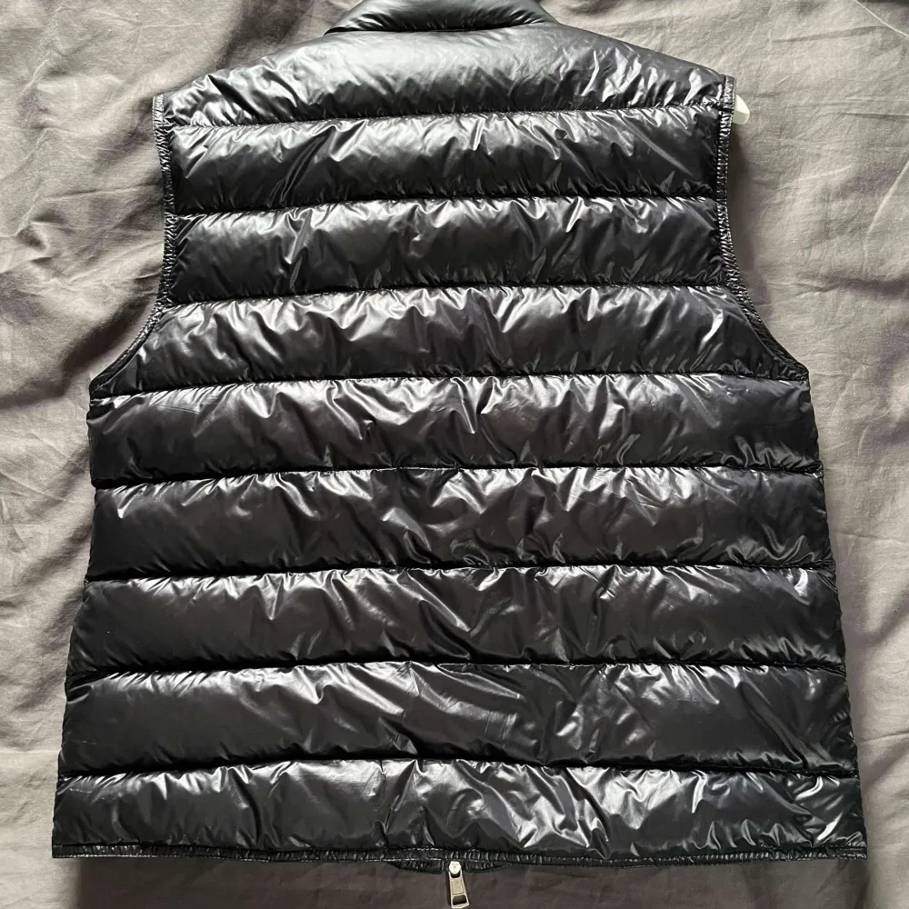 Moncler gui väst i ett gott skick och den är sparsamt använd samt endast använd ett par gånger i min ägo, kvitto finns inte men den är äkta, kontakta mig vid andra frågor eller liknande. . Jackor.