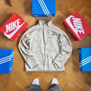 Adidas jacka  - Storlek L  Väldigt fin jacka som passar alla outfits! ❗️Obs❗️ små micko prickar på ryggen (inget man tänker på när man har på sig den) 😊 Unisex passform  🤝Pris är något förhandlingsbart 