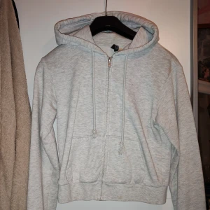 Grå hoodie  - Lite kroppad, använd 1 gång så alltså nyskick 