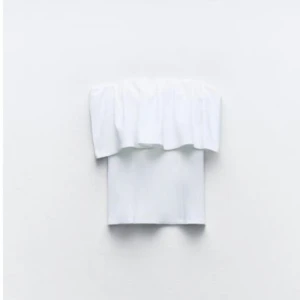 Vit offshoulder topp - Säljer en superfin vit offshoulder topp. Den har en luftig och bekväm passform med volangdetaljer som ger en romantisk touch. Perfekt för sommarens alla fester eller en dag på stan!  Tröjan är endast testat och prislapp kvar😍😍